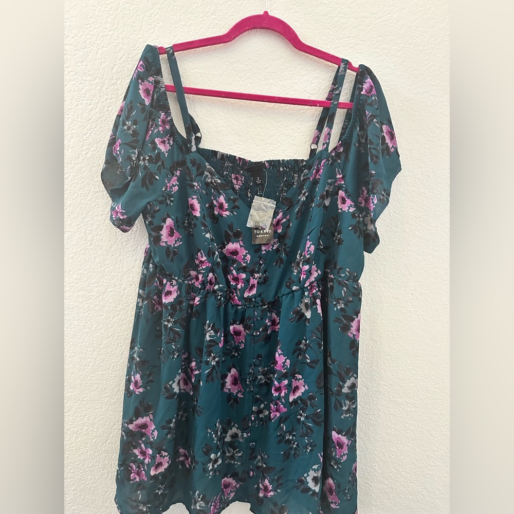 Torrid size 2 NWT Green Floral Georgette Cold Shoulder Babydoll Top